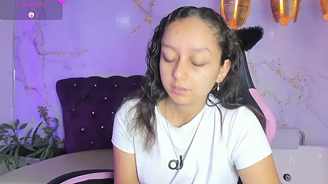 Snapshot of katy_sweet19 chatting on 06/19/26, 10:30 katy sweet19 online show from 06/19/26, 10:30