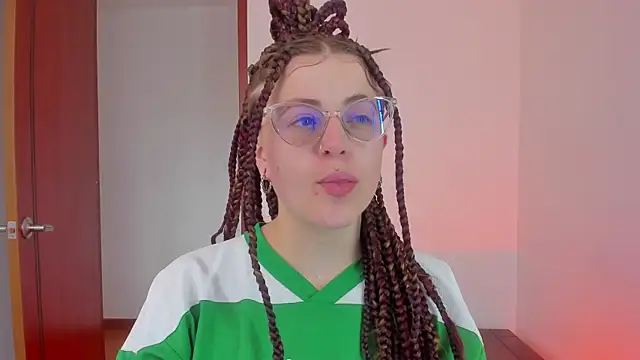 Snapshot of tekila__ chatting on 12/21/25, 08:49 tekila online show from 12/21/25, 08:49