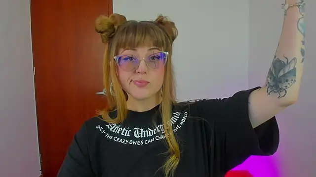 Snapshot of tekila__ chatting on 01/14/26, 10:47 tekila online show from 01/14/26, 10:47