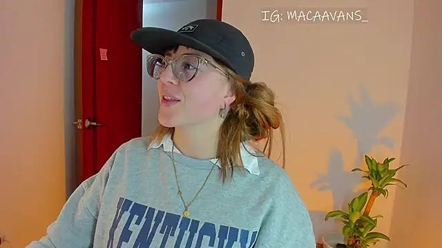 Snapshot of tekila__ chatting on 02/12/26, 01:22 tekila online show from 02/12/26, 01:22