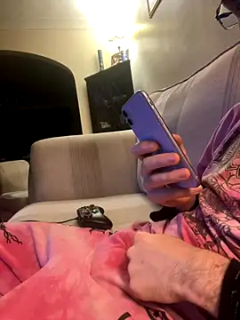 Snapshot of EE123458 chatting on 11/23/25, 08:08 EE123458 online show from 11/23/25, 08:08