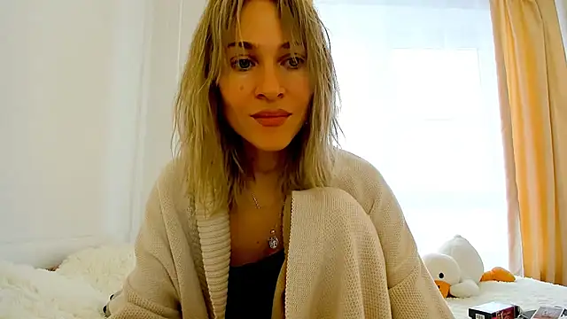 Snapshot of Mona_Cruz chatting on 02/19/25, 09:06 Mona Cruz online show from 02/19/25, 09:06