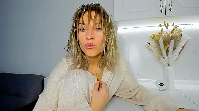 Snapshot of Mona_Cruz chatting on 02/20/25, 09:09 Mona Cruz online show from 02/20/25, 09:09