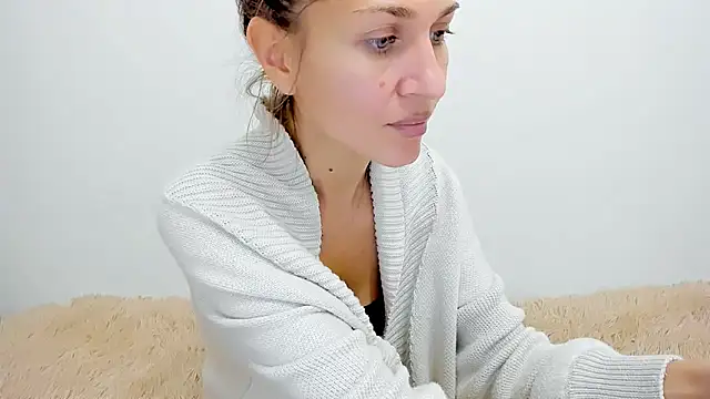 Snapshot of Mona_Cruz chatting on 10/12/25, 03:00 Mona Cruz online show from 10/12/25, 03:00