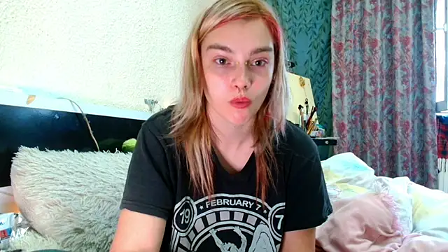 Snapshot of Sophie_Bell chatting on 05/08/26, 03:17 Sophie Bell online show from 05/08/26, 03:17