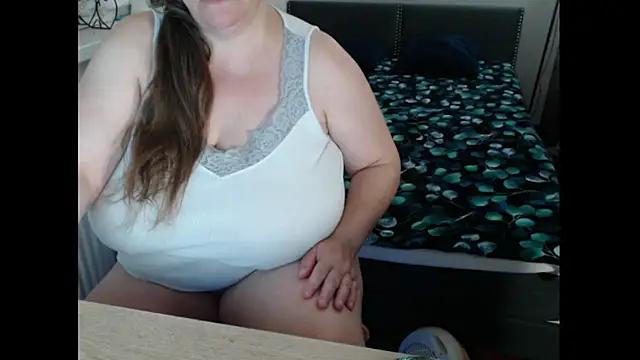 Snapshot of Sweetboobs chatting on 09/17/25, 07:15 Sweetboobs online show from 09/17/25, 07:15