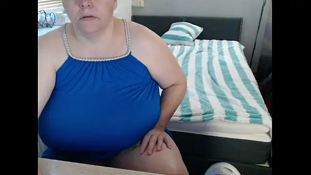 Snapshot of Sweetboobs chatting on 10/14/25, 07:42 Sweetboobs online show from 10/14/25, 07:42