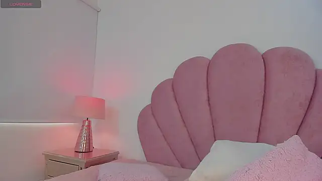 Nicole Paradise online show from 01/20/25, 04:01