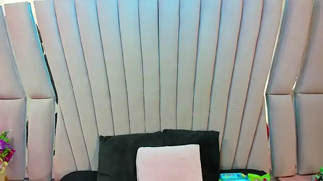 Aurora 18 online show from 04/17/26, 02:53