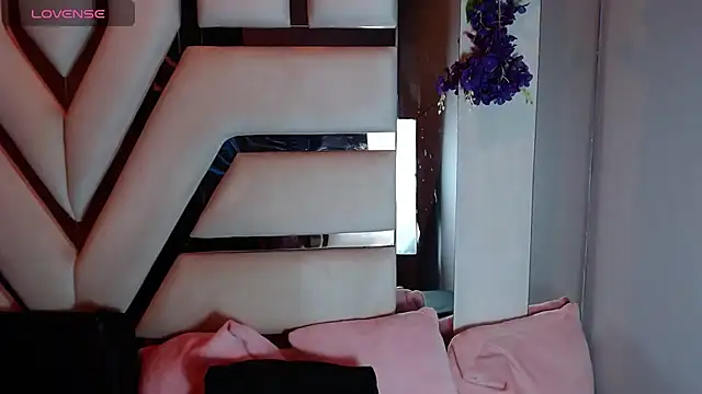 Aurora 18 online show from 04/23/26, 02:41