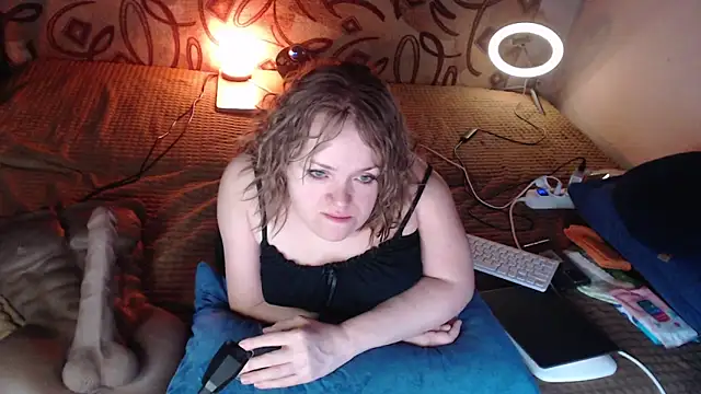 Snapshot of MiniNatalie chatting on 01/24/25, 11:45 MiniNatalie online show from 01/24/25, 11:45