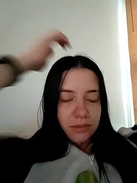 Snapshot of Isabella_21x chatting on 12/21/25, 12:01 Isabella 21x online show from 12/21/25, 12:01