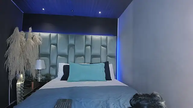 Snapshot of MadelineJones chatting on 09/18/25, 09:06 MadelineJones online show from 09/18/25, 09:06