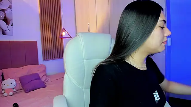 Snapshot of mia_nevaeh chatting on 01/18/26, 05:06 mia nevaeh online show from 01/18/26, 05:06