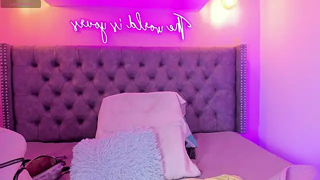 Snapshot of Mia_thompson_19 chatting on 10/30/25, 01:56 Mia thompson 19 online show from 10/30/25, 01:56