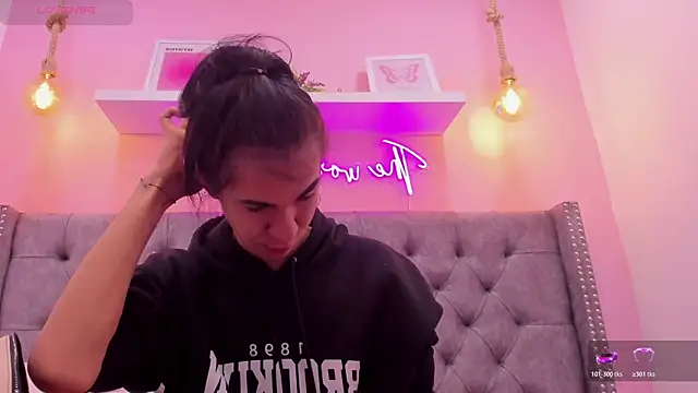 Snapshot of Mia_thompson_19 chatting on 11/05/25, 02:06 Mia thompson 19 online show from 11/05/25, 02:06