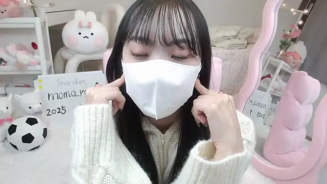 Snapshot of momo_room chatting on 01/04/25, 11:00 momo room online show from 01/04/25, 11:00