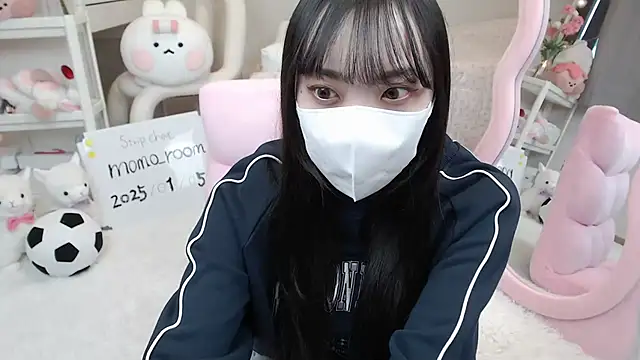 Snapshot of momo_room chatting on 01/05/25, 04:04 momo room online show from 01/05/25, 04:04