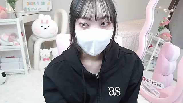 Snapshot of momo_room chatting on 01/19/25, 09:01 momo room online show from 01/19/25, 09:01