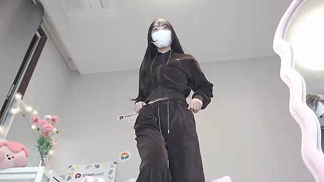Snapshot of momo_room chatting on 01/20/25, 01:11 momo room online show from 01/20/25, 01:11