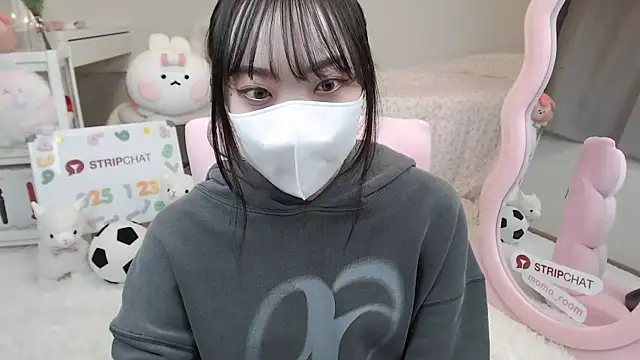 Snapshot of momo_room chatting on 01/23/25, 01:13 momo room online show from 01/23/25, 01:13