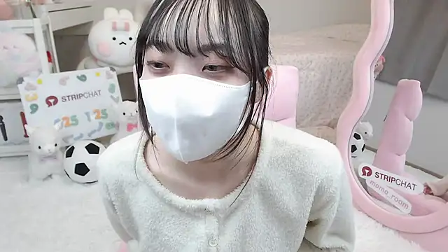 Snapshot of momo_room chatting on 01/25/25, 09:36 momo room online show from 01/25/25, 09:36