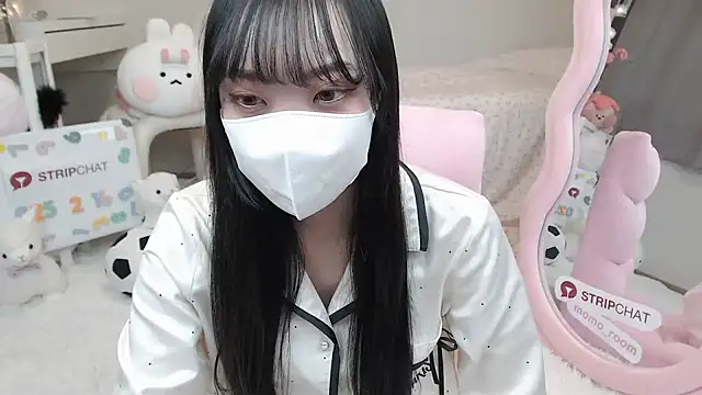 Snapshot of momo_room chatting on 02/16/25, 05:37 momo room online show from 02/16/25, 05:37