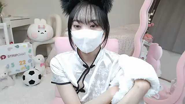 Snapshot of momo_room chatting on 02/22/25, 01:24 momo room online show from 02/22/25, 01:24