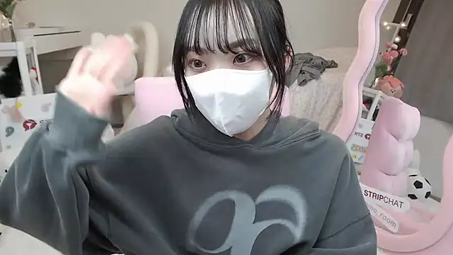 Snapshot of momo_room chatting on 03/01/25, 10:34 momo room online show from 03/01/25, 10:34