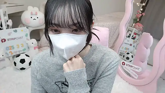 Snapshot of momo_room chatting on 03/03/25, 10:38 momo room online show from 03/03/25, 10:38
