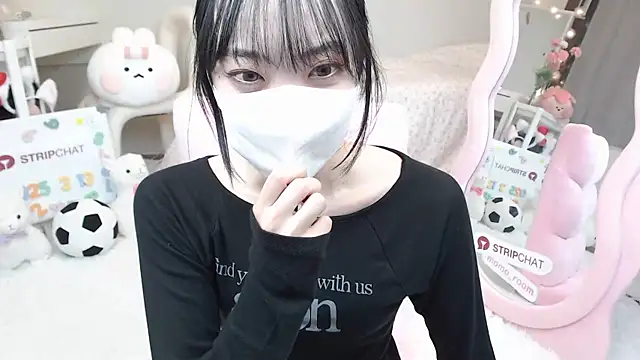 Snapshot of momo_room chatting on 03/13/25, 01:29 momo room online show from 03/13/25, 01:29