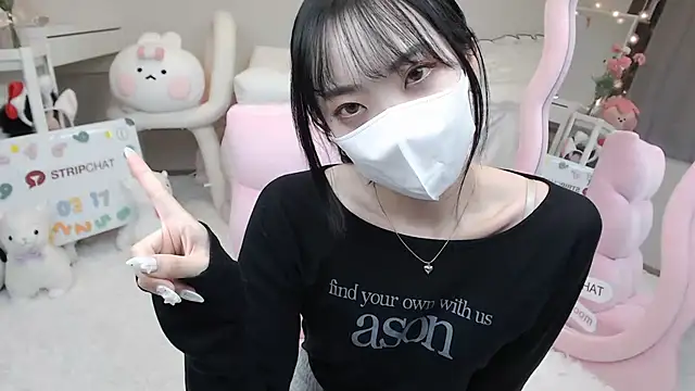 Snapshot of momo_room chatting on 03/17/25, 10:38 momo room online show from 03/17/25, 10:38