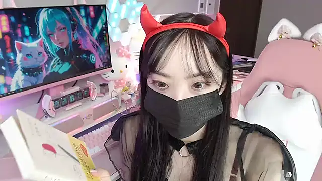 Snapshot of momo_room chatting on 10/20/25, 10:38 momo room online show from 10/20/25, 10:38