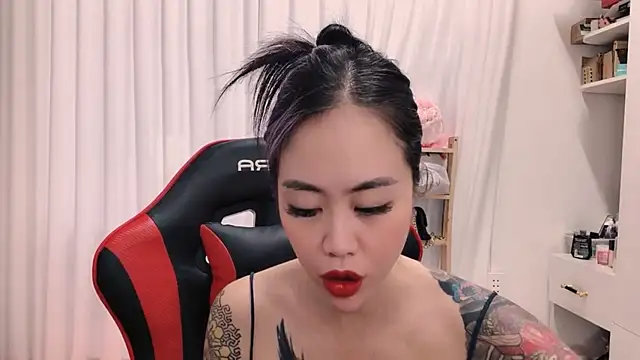 Snapshot of witch-39 chatting on 04/18/26, 04:05 witch-39 online show from 04/18/26, 04:05