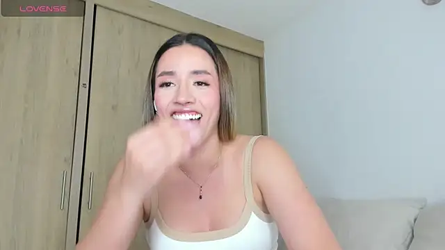 Snapshot of honeyann08 chatting on 02/15/25, 08:33 honeyann08 online show from 02/15/25, 08:33