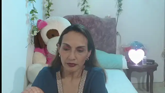 italagomez  online show from 10/21/25, 11:16