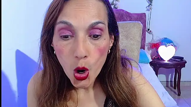 italagomez  online show from 11/07/25, 11:49