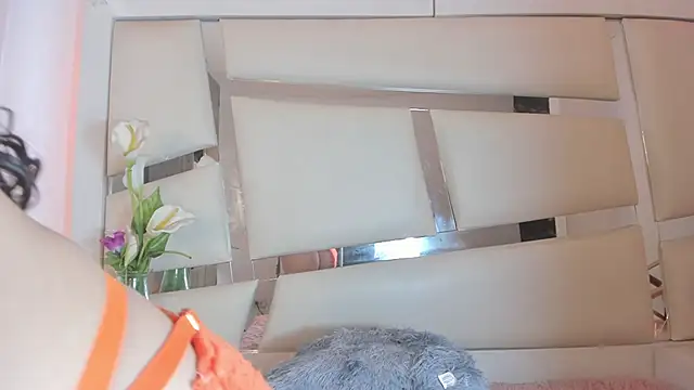 chrystal js online show from 02/07/25, 04:03