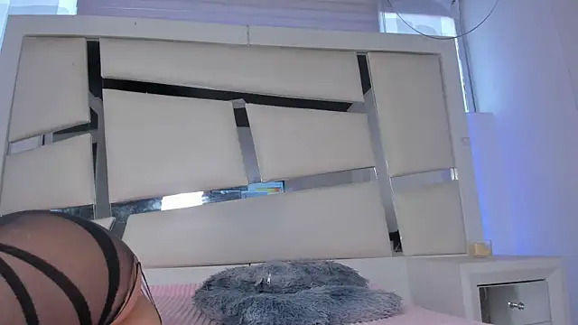 chrystal js online show from 04/18/26, 01:04