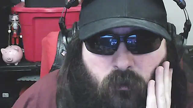 Snapshot of Dominant_BEAR chatting on 11/24/25, 03:17 Dominant BEAR online show from 11/24/25, 03:17