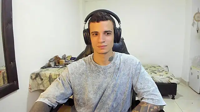 Snapshot of Balo_lovers chatting on 10/28/25, 01:25 Balo lovers online show from 10/28/25, 01:25