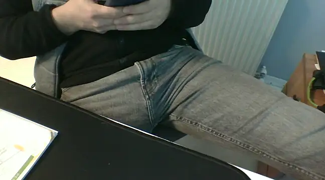 Snapshot of Koraymoray15 chatting on 02/12/25, 02:43 Koraymoray15 online show from 02/12/25, 02:43