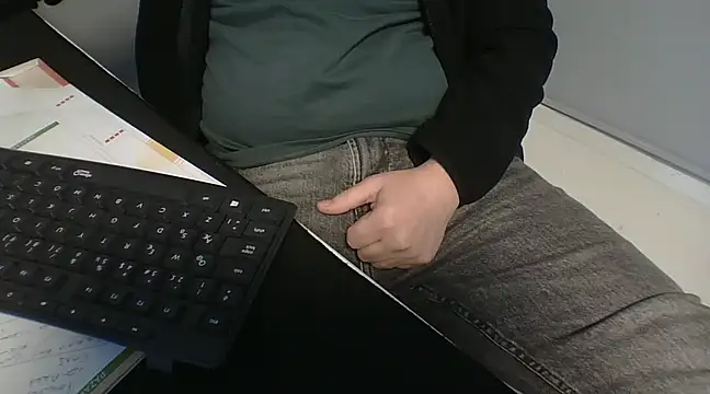 Snapshot of Koraymoray15 chatting on 02/28/25, 02:42 Koraymoray15 online show from 02/28/25, 02:42