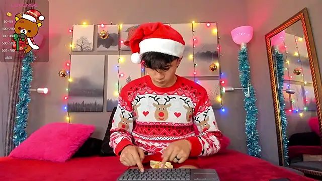 Snapshot of noah_and_rose chatting on 12/24/24, 12:00 noah and rose online show from 12/24/24, 12:00