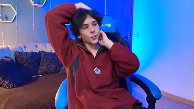 Snapshot of Luke_Howland chatting on 12/19/24, 08:13 Luke Howland online show from 12/19/24, 08:13