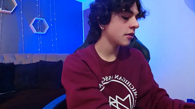 Snapshot of Luke_Howland chatting on 12/24/24, 06:06 Luke Howland online show from 12/24/24, 06:06