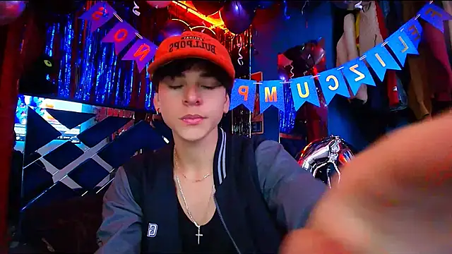 Snapshot of Luke_Howland chatting on 11/11/25, 12:10 Luke Howland online show from 11/11/25, 12:10