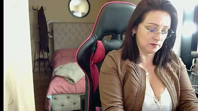 Carol Scottt online show from 12/01/25, 04:39