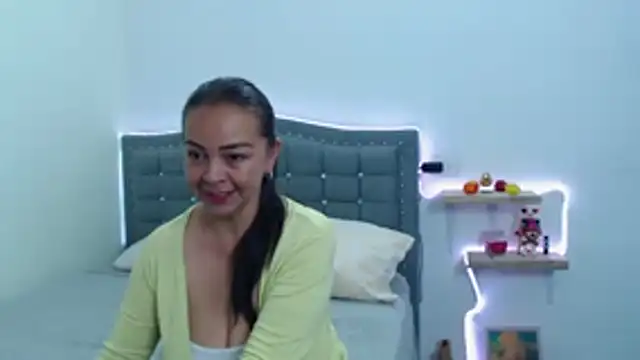 Snapshot of LiaDumond chatting on 11/13/25, 01:37 LiaDumond online show from 11/13/25, 01:37