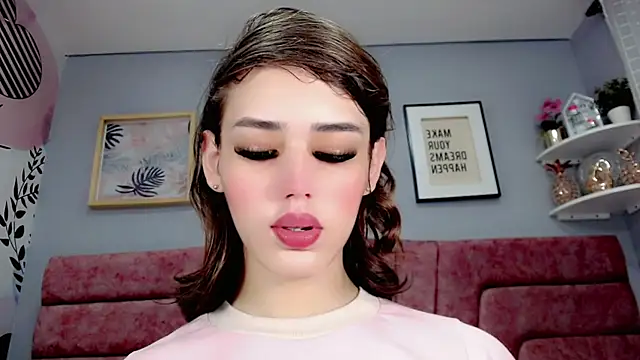 Snapshot of ValeriaAguilar chatting on 12/18/24, 03:22 ValeriaAguilar online show from 12/18/24, 03:22